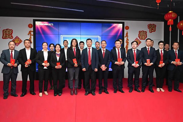 各部门代表上台领取春节留深补贴.jpg