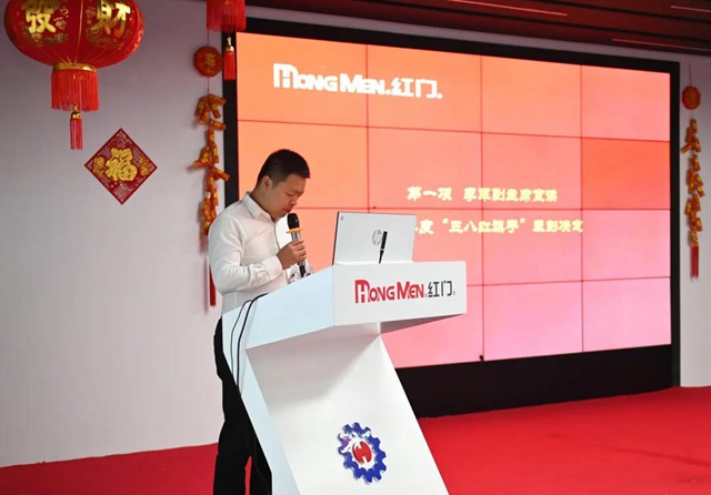 工会副主席李军上台宣读表彰“三八红旗手”的决定.jpg