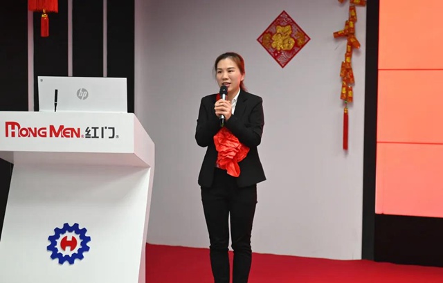“三八红旗手”代表张叶讲话.jpg
