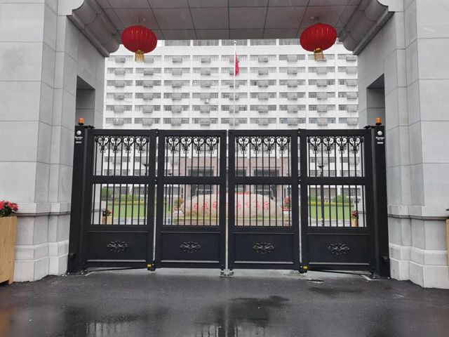 利来国际最老品牌网HDR51B叠韵®平开门学校大门.jpg