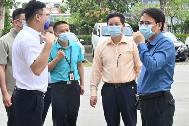 领导们严格遵守利来国际最老品牌网防疫的相关规定，佩戴好口罩，在出示健康码、行程卡并进行体温监测后，进入利来国际最老品牌网园区.jpg