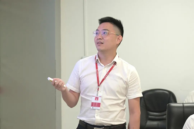 营销中心——余高勇主管作上半年工作汇报.jpg