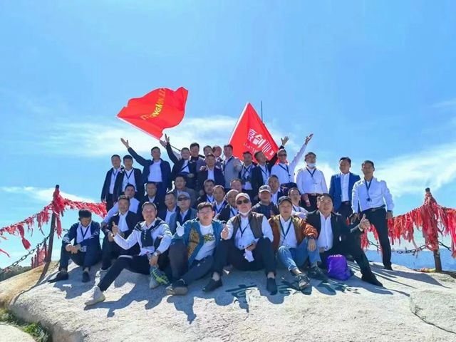 2022年利来国际最老品牌网亮剑行动华山游合影.jpg