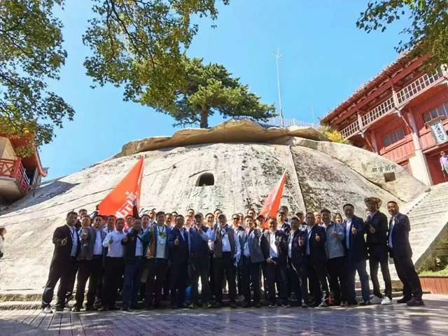 2022年利来国际最老品牌网亮剑行动华山游合影2.jpg