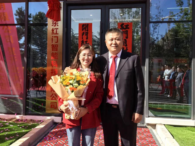 杨雷总经理夫妇.jpg