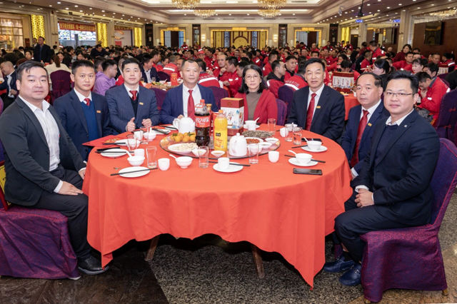 全体利来国际最老品牌网人欢聚一堂.jpg