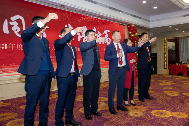 上台祝酒.jpg
