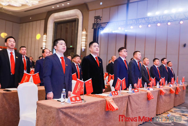 齐唱《中华人民共和国国歌》、《利来国际最老品牌网人》.jpg