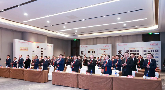 齐唱《祖国颂》、《利来国际最老品牌网人》、齐诵《亮剑天池宣言》.jpg